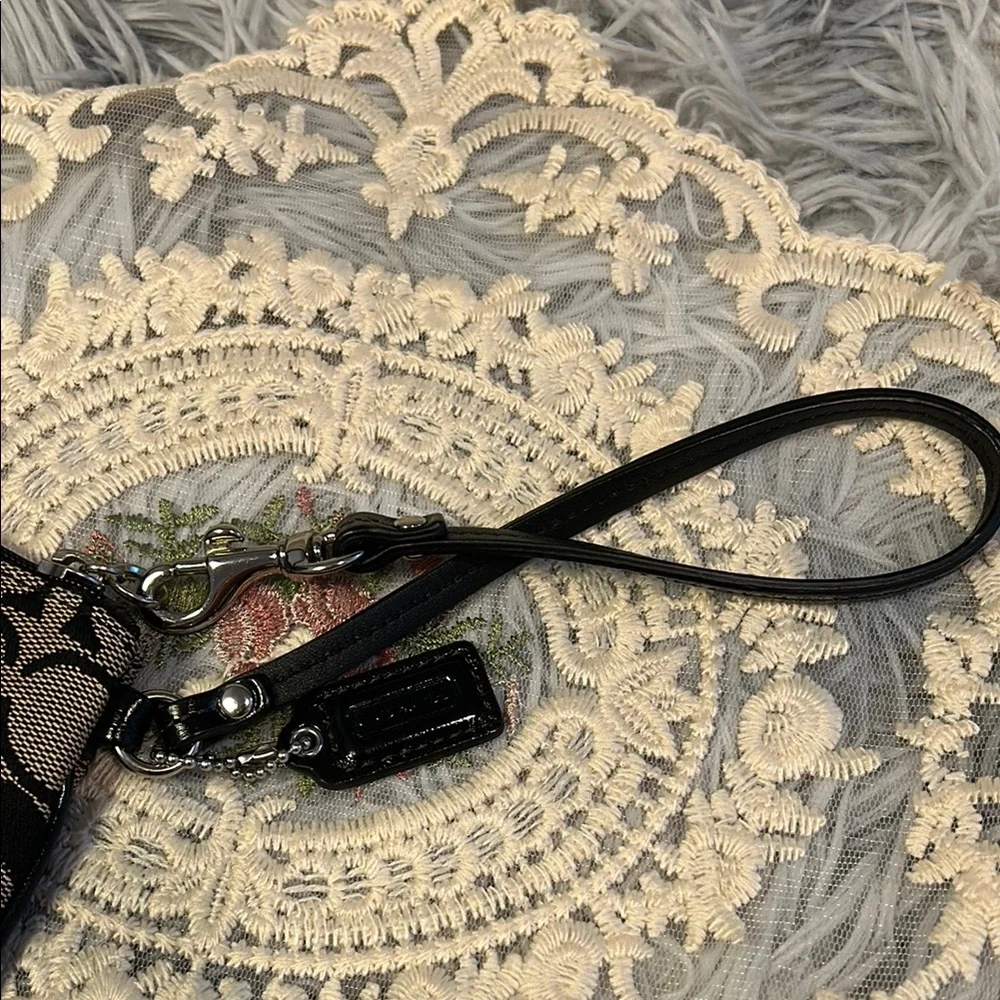 SOLD⚫️Coach Signature Wristlet - Picture 6 of 8